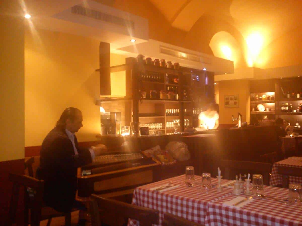 Some restaurants near major attractions may have “tourist menus” with inflated prices or hidden service charges, especially if the menu isn’t in Hungarian.<br>Pro Tip: Look for places with menus in Hungarian and prices listed clearly. Research and choose well-reviewed local spots for authentic and fairly priced meals.