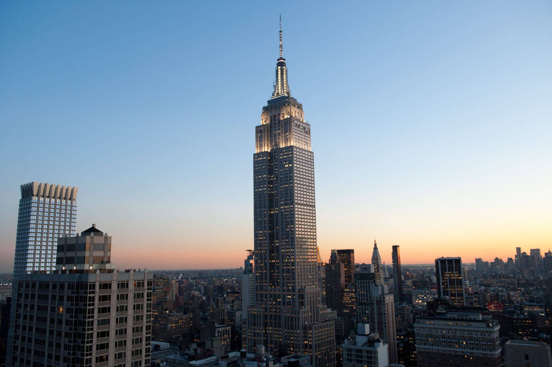 Top of the Rock and the Empire State Building are breathtaking, but their prices? Not so much. Why not hit up lesser-known rooftop bars in Manhattan or the scenic vistas from parks in Queens for free panoramic views of the skyline? Get that high-life experience without the wallet wipeout.