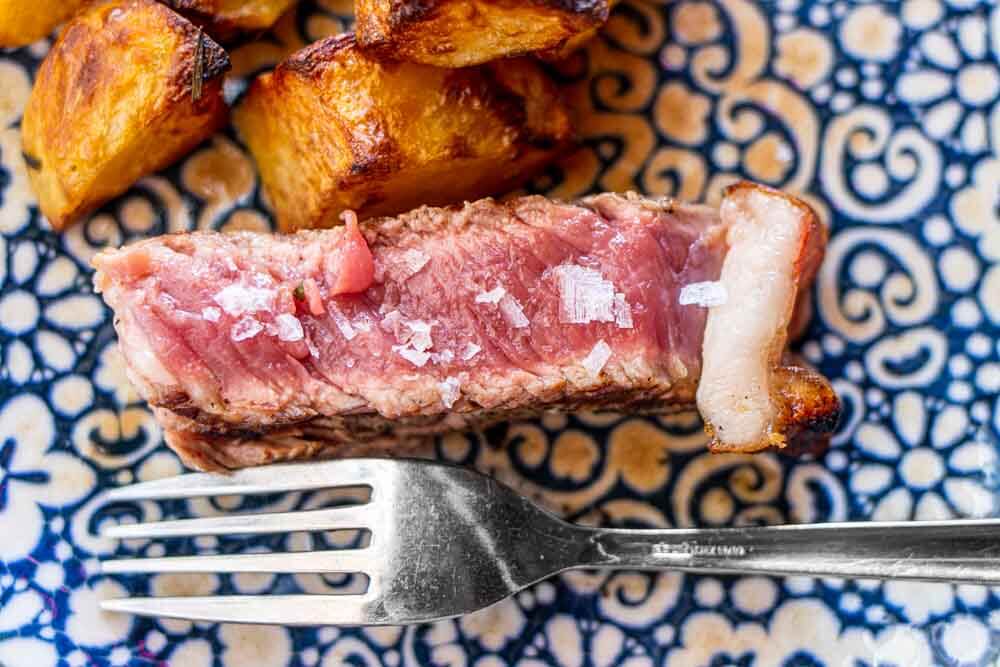 Óvakodjon a barátságos idegenektől, akik kéretlenül segítséget ajánlanak vagy beszélgetésbe elegyednek Önnel, mert lehet, hogy zsebtolvajok. Tartsa biztonságban a holmiját, legyen óvatos a zsúfolt helyeken, például tömegközlekedési eszközökön és turisztikai látványosságokon, és kerülje az értéktárgyak nyílt bemutatását. Használjon pénzes övet vagy rejtett tasakot, hogy biztonságban tartsa fontos tárgyait.