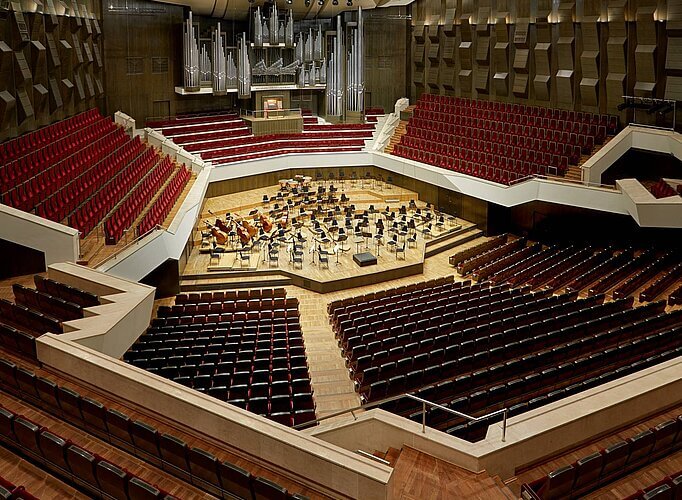 Be wary of scalpers selling concert tickets near major venues like the Gewandhaus. To ensure you’re not buying counterfeit tickets, always purchase directly from the venue or from a certified online ticket seller.