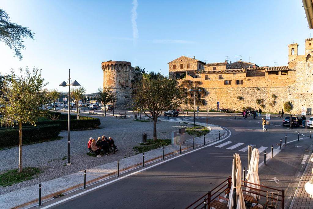 Parking can be a pain in San Gimignano. Be cautious of unofficial parking attendants who demand high fees for “safe” parking spots. Always use designated parking lots and ensure you pay the official rates.