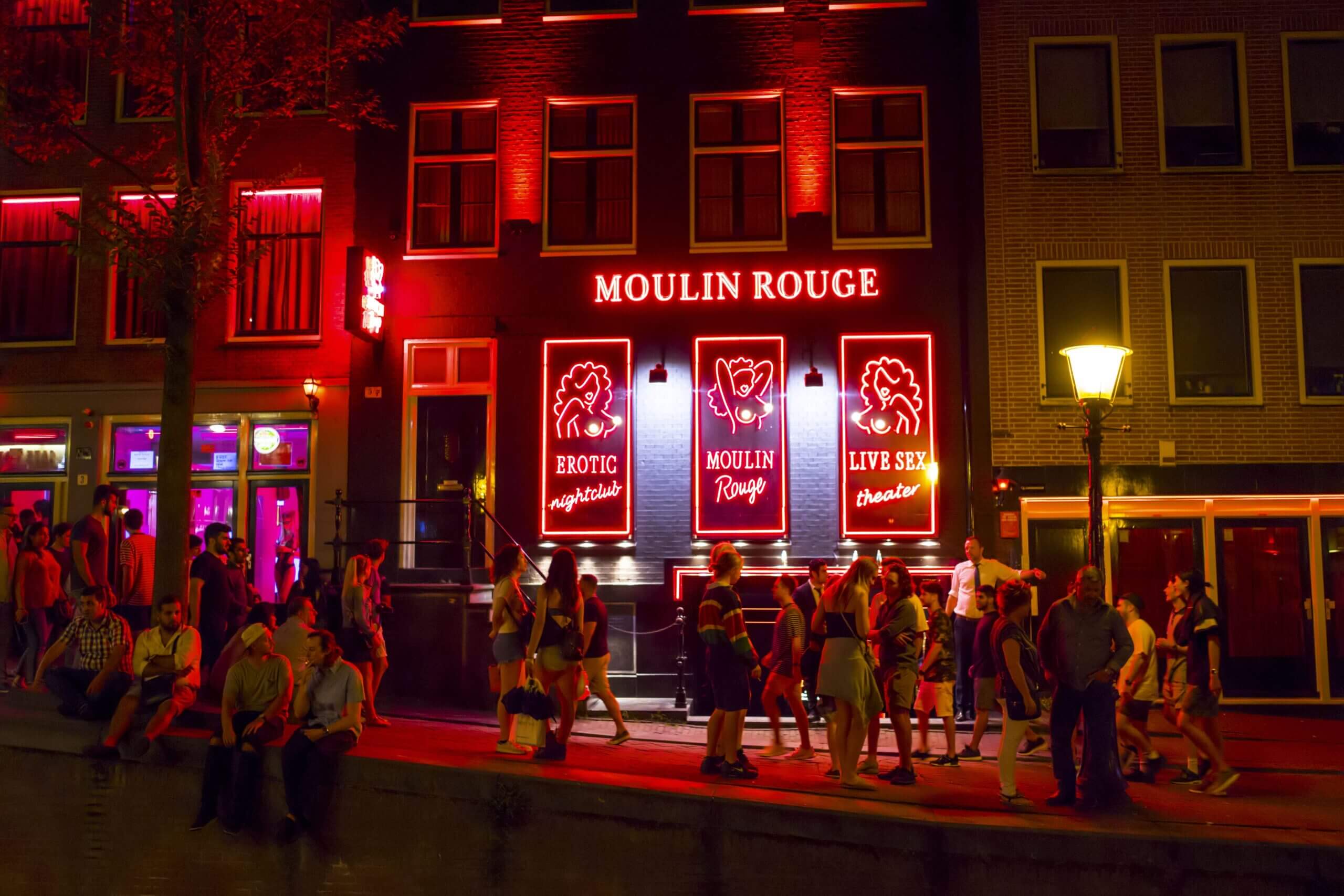 Some unlicensed guides offer their services at popular sites but lack the knowledge and credentials of official guides. Book tours through reputable companies or your hotel to ensure a quality experience.<br> Top Tip: Official guides often have badges or uniforms – look out for these to ensure you’re getting the real deal!