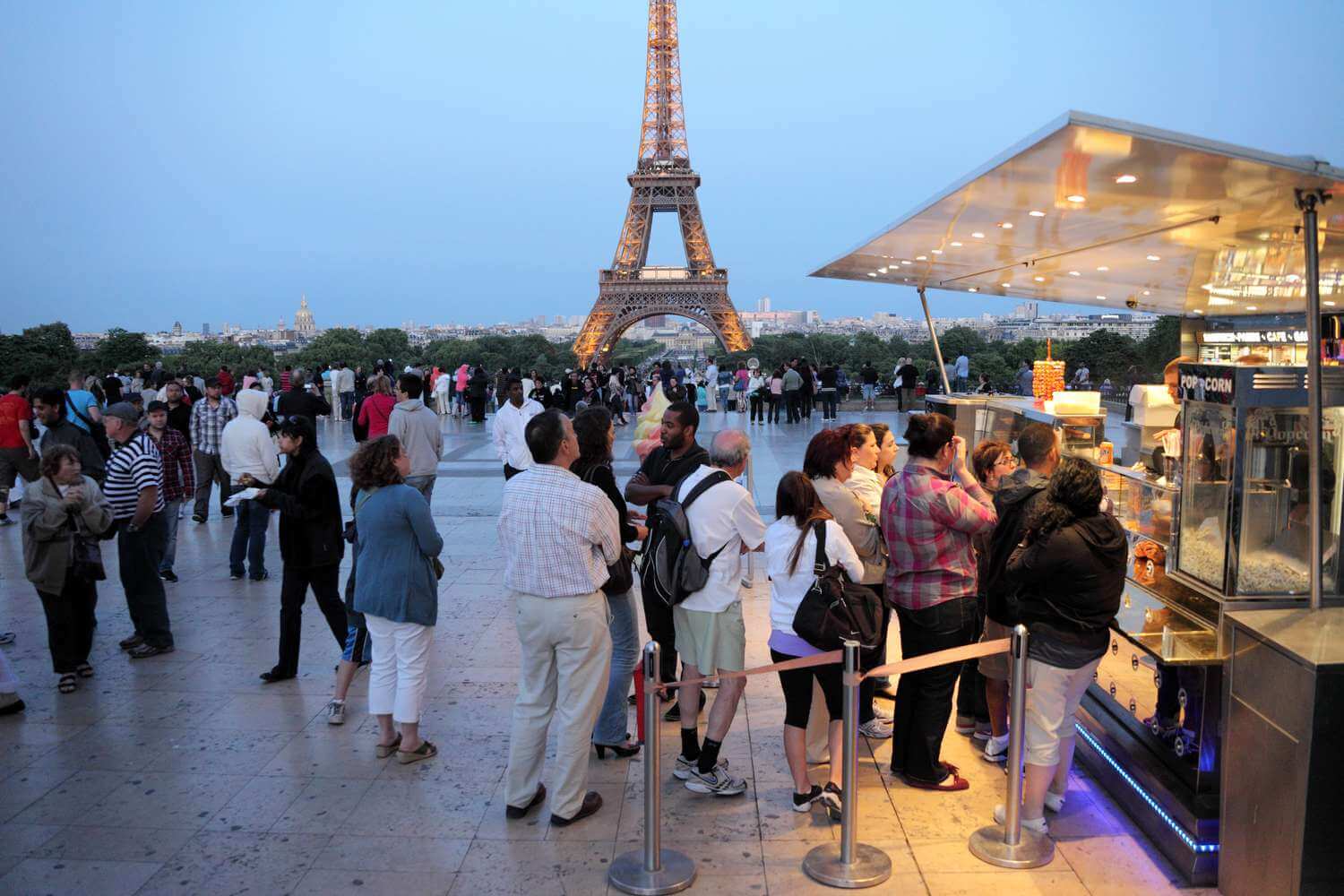 Paris dazzles, but not every sparkle is gold! Here at Wingman, we’re your insider guide to dodging the common tourist traps that might dull your Parisian shine. Don’t get caught paying premium prices for a view you can see for free! We’ll show you how to enjoy the Eiffel Tower without the expensive café next door.