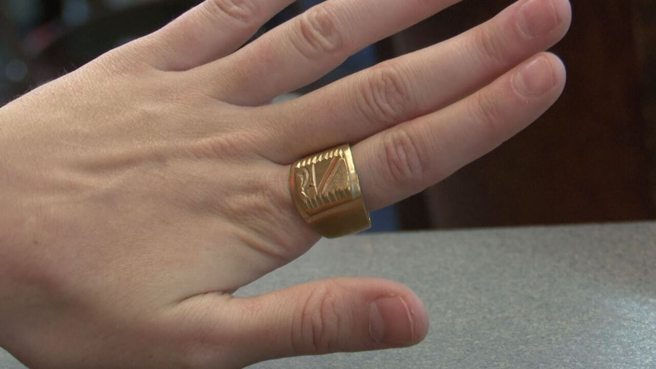 Someone "finds" a gold ring near you and asks if it's yours? Spoiler alert: it's as fake as a meatball without lingonberry jam. Keep walking confidently, ignore the theatrical finder, and keep your belongings close to your body.