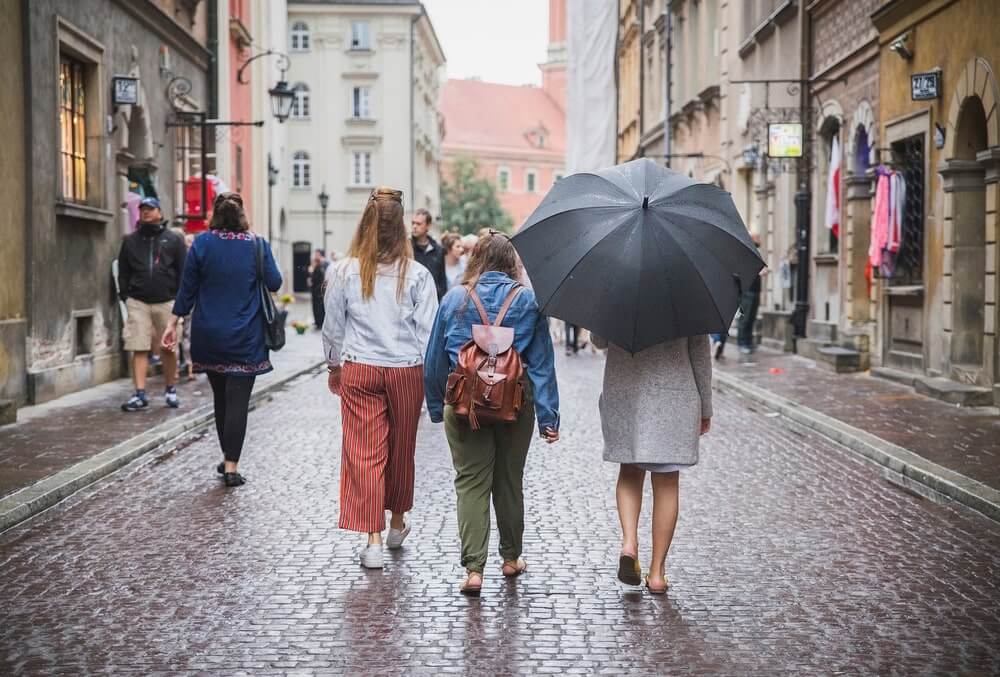 Watch out for "friendly" strangers in Old Town who invite you to nearby bars or clubs - these are often scammers working with establishments that will present you with an outrageously inflated bill at the end of the night.