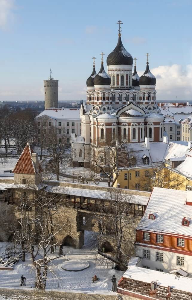 free tour guide to tallinn -Snow covered red roofs of old Tallinn