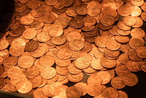 Avoid currency exchange offices near tourist hotspots, especially those advertising "0% Commission," as they often have terrible exchange rates. Stick to bank ATMs or reputable exchange offices in shopping centers.