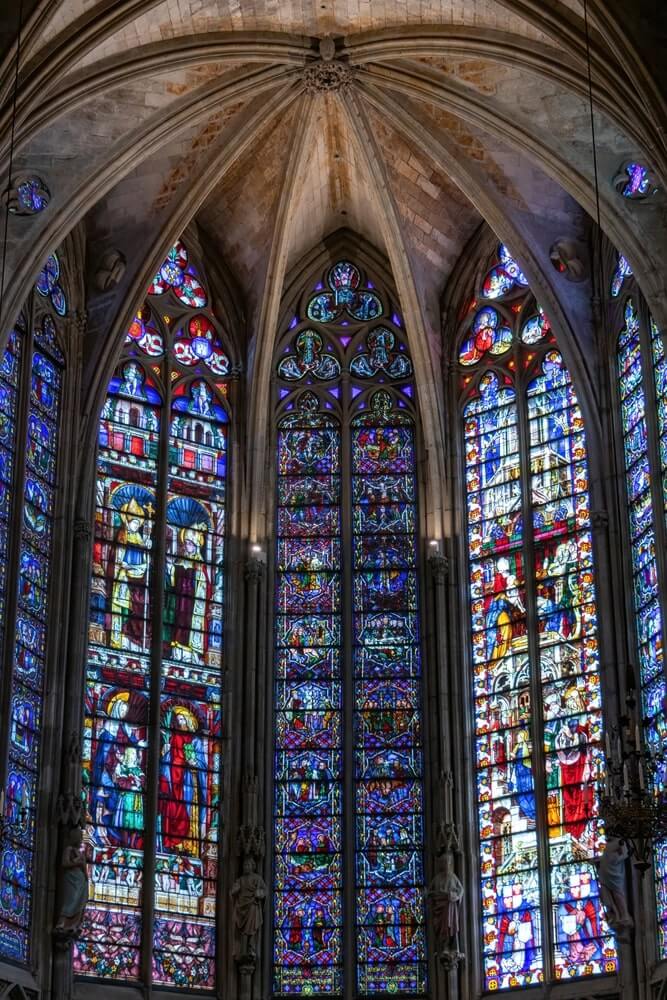 free tour guide to carcassone church