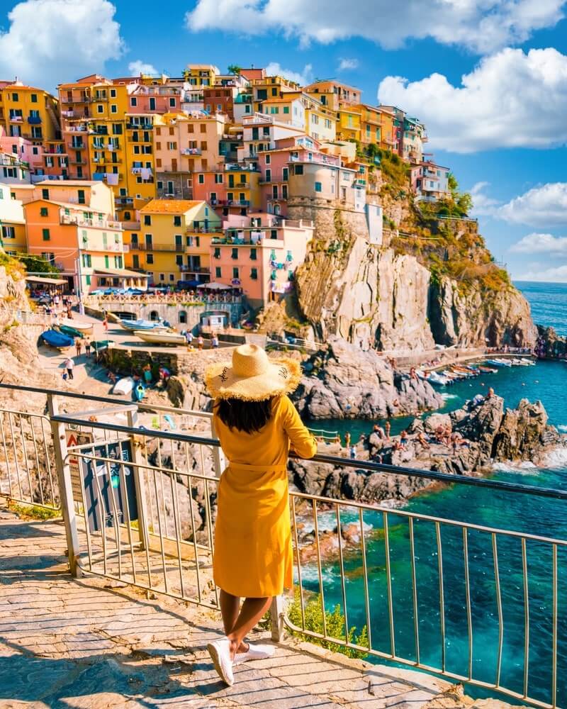 free tour guide to cinque terre - woman