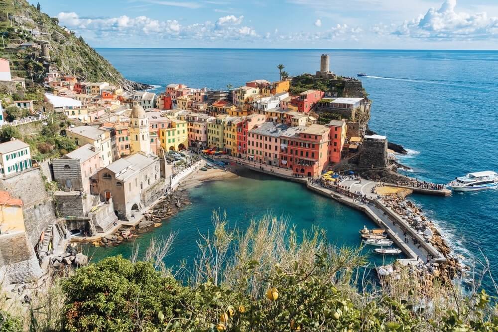 free tour guide to cinque terre - sea